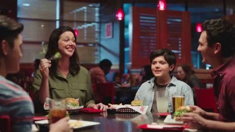 Red Robin TV commercial - Bottomless Fun with Your Fam