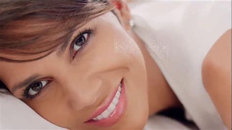 Revlon PhotoReady Airbrush Effect Makeup TV Spot, 'Close' Feat. Halle Berry