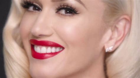 Revlon Super Lustrous Lipstick TV commercial - Make a Statement Ft Gwen Stefani