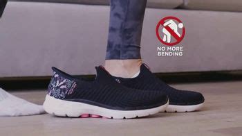 SKECHERS Hands Free Slip-Ins TV Spot, 'Built-in Shoehorn'