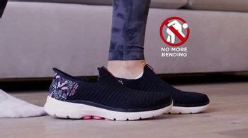 SKECHERS Hands Free Slip-Ins TV Spot, 'Desliza tus pies'