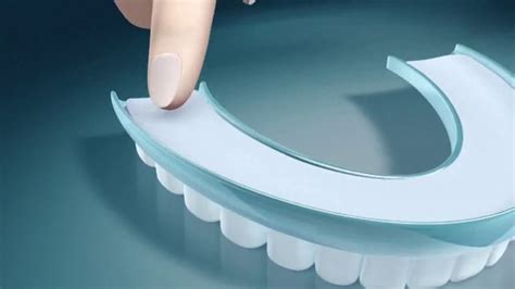 Sea Bond Denture Adhesive Seals TV Spot, 'Apple'