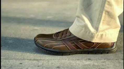 Skechers Relaxed Fit Shoes TV Spot, 'Relaxing' Featuring Joe Montana