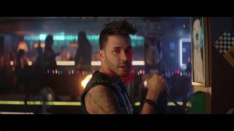 Sprint TV Spot, 'Holidays: Roadside Bar: Galaxy S10' con Prince Royce