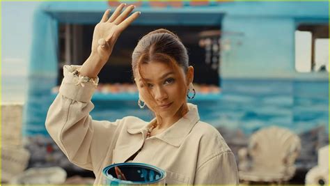 Squarespace Super Bowl 2022 TV Spot, 'Sally's Seashells' Featuring Zendaya, André 3000 featuring Kara Duncan