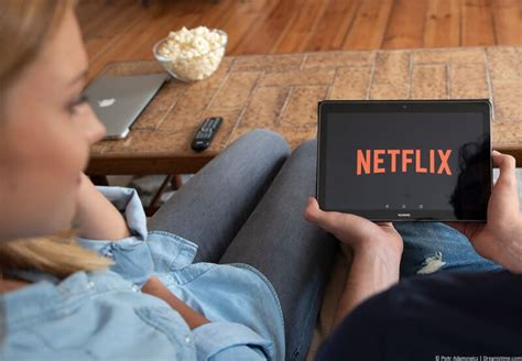 T-Mobile 4 Lines + Netflix TV Spot, 'Binge Watching'