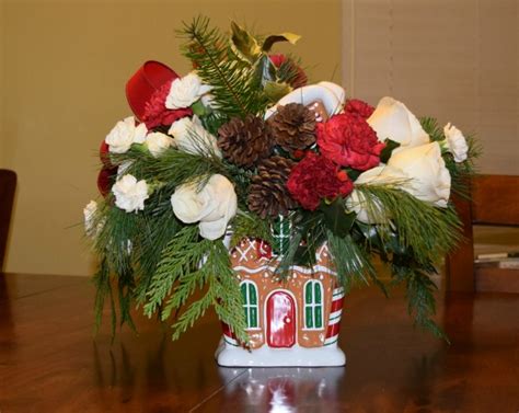 Teleflora Homemade for the Holiday Gingerbread House logo