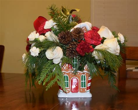 Teleflora Homemade for the Holiday Gingerbread House