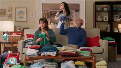 Tide Ultra OXI TV Spot, 'Una lavada y se fueron las manchas: ahorrar $10'
