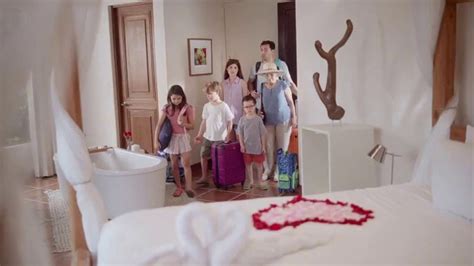 Travelocity TV Spot, 'Cabaña romántica' created for Travelocity