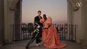 Valentino Fragrances Coral Fantasy TV Spot, 'Nacido en roma' con Adut Akech, Anwar Hadid