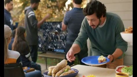 Walmart TV Spot, 'Barbacoa de fútbol americano' featuring Lauren Robertson