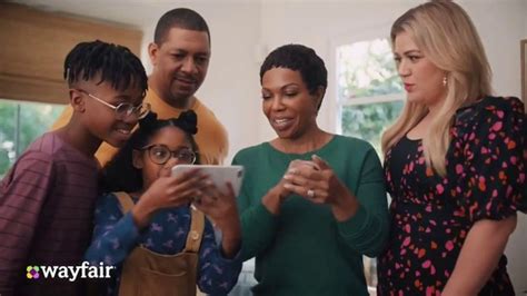 Wayfair TV Spot, 'Living Room Switch Up' Featuring Kelly Clarkson featuring Liz Benoit