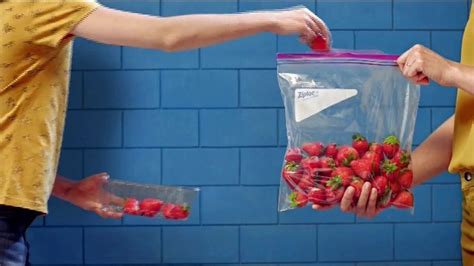 Ziploc Storage TV commercial - Fresas frescas